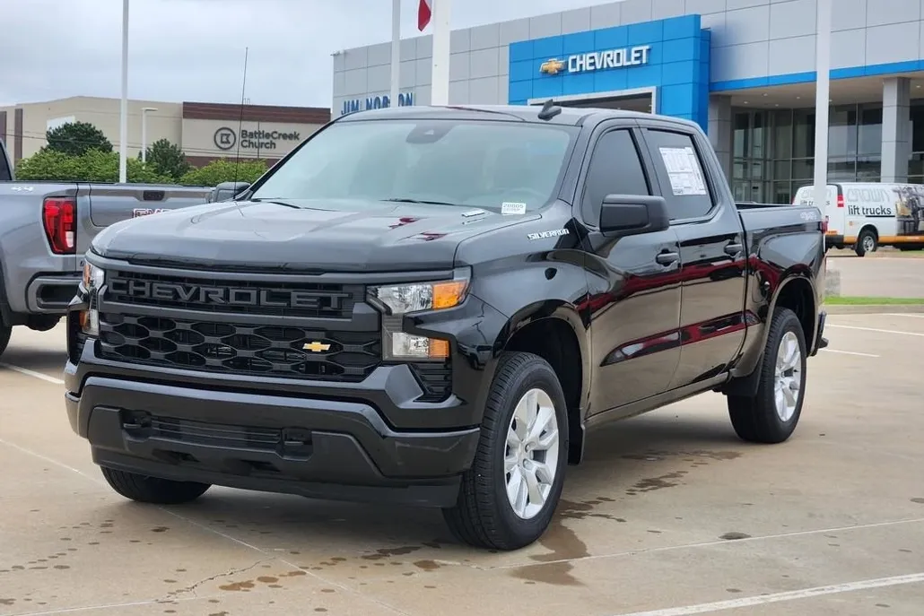2026 Chevrolet Silverado Custom photo 1