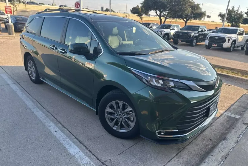 2024 Toyota Sienna XLE photo 1