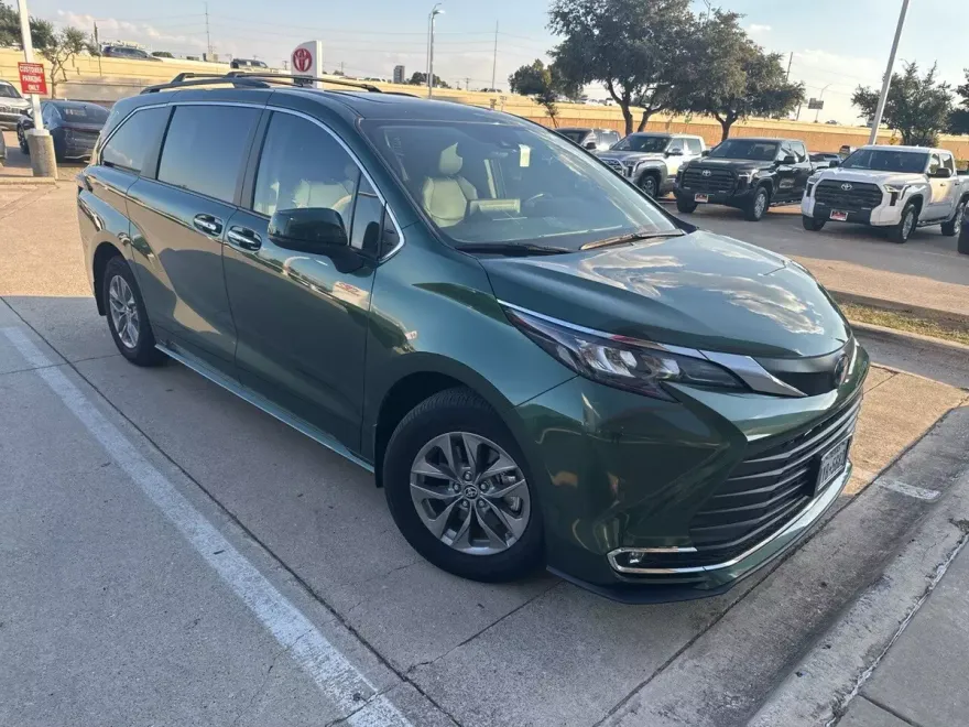 2024 Toyota Sienna XLE photo 1