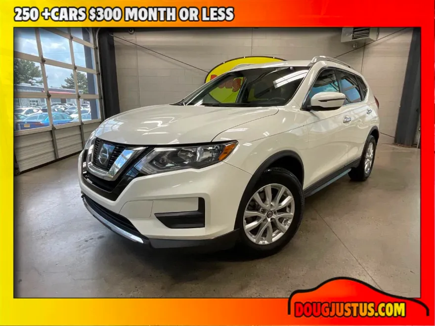 2017 Nissan Rogue SV photo 1