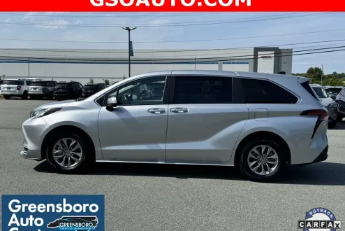 2022 Toyota Sienna XLE photo 3
