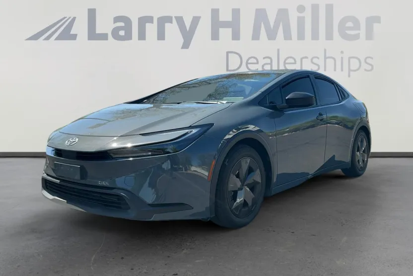2023 Toyota Prius LE photo 1