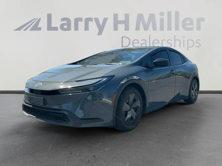 2023 Toyota Prius LE photo 1