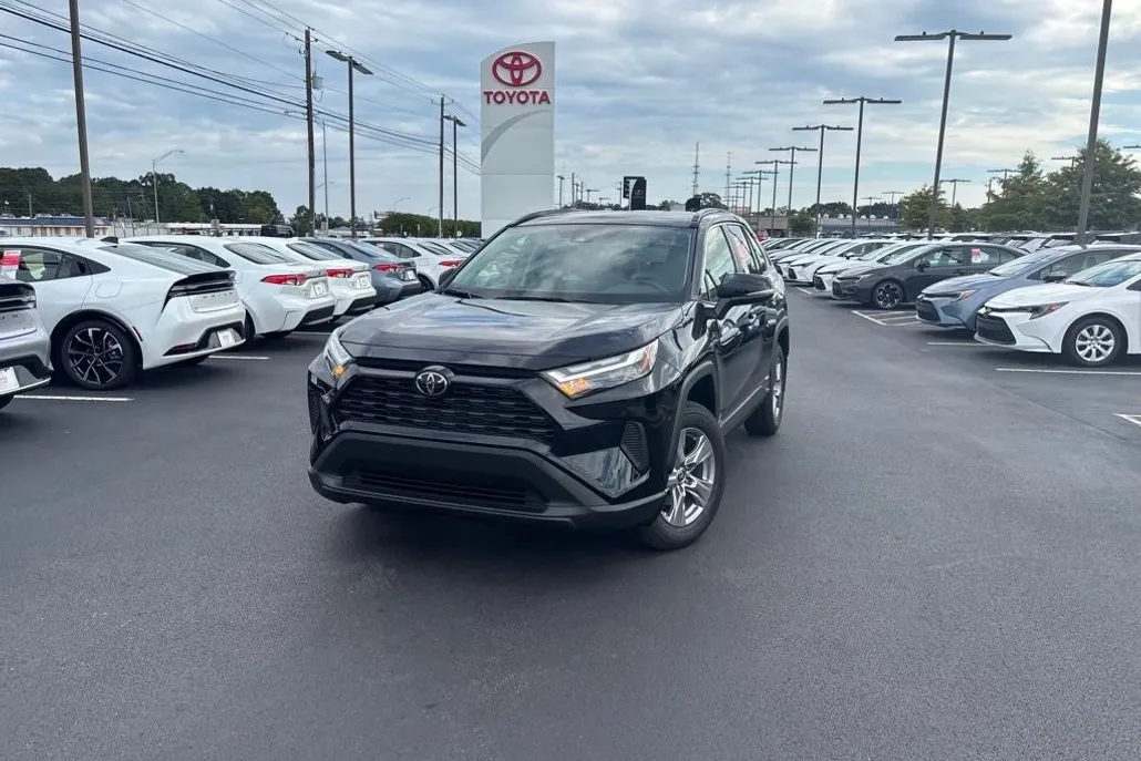 2025 Toyota RAV4 Hybrid LE photo 1