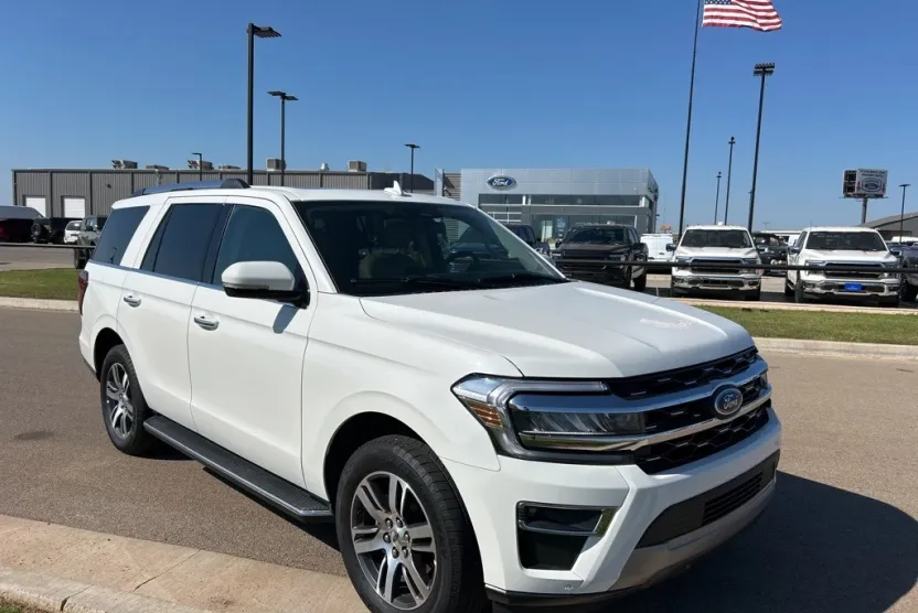 2022 Ford Expedition Limited photo 1