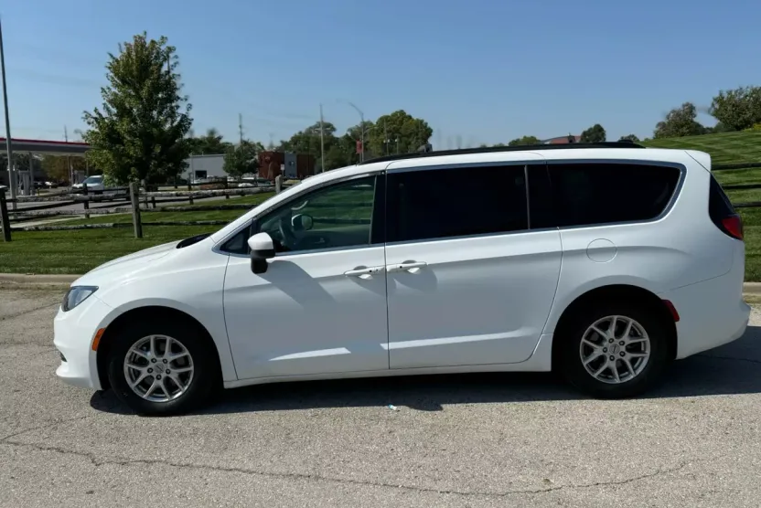 2021 Chrysler Voyager LXi photo 1