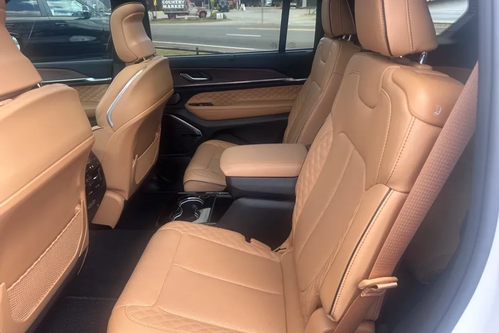 2024 Jeep Grand Cherokee L Summit photo 1