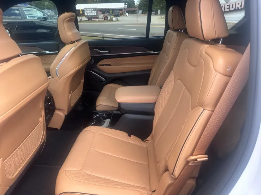 2024 Jeep Grand Cherokee L Summit photo 1
