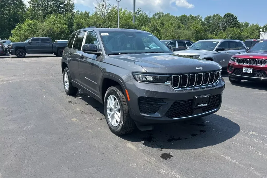 2025 Jeep Grand Cherokee Laredo photo 1