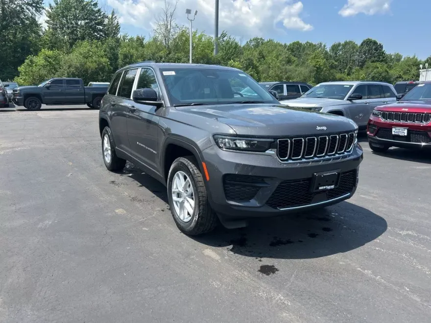 2025 Jeep Grand Cherokee Laredo photo 1