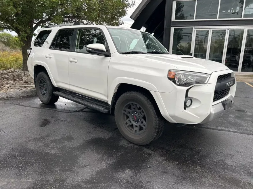 2018 Toyota 4Runner SR5 photo 1