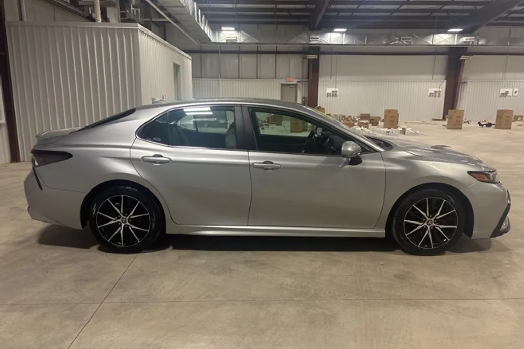 2022 Toyota Camry SE photo 1