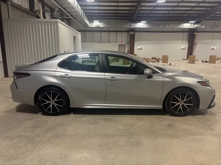 2022 Toyota Camry SE photo 1