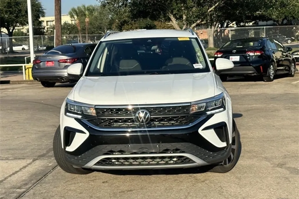 2024 Volkswagen Taos SE photo 1