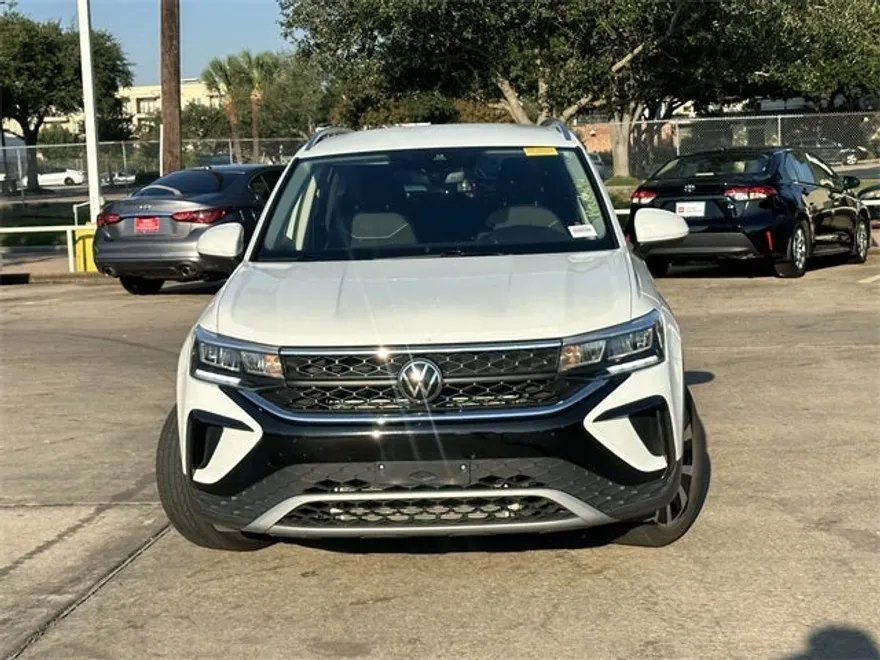 2024 Volkswagen Taos SE photo 1