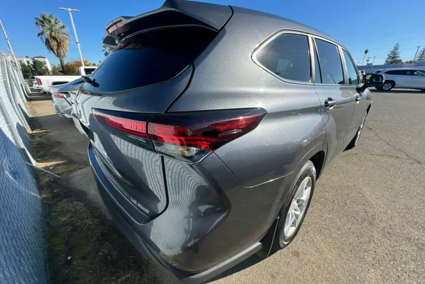 2024 Toyota Highlander LE photo 1