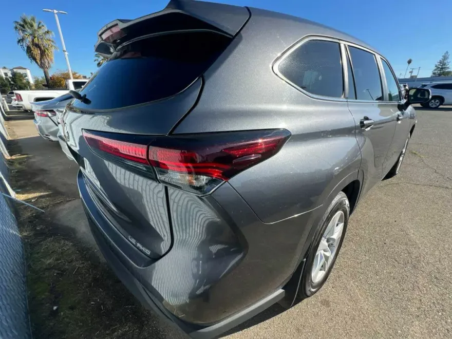 2024 Toyota Highlander LE photo 1