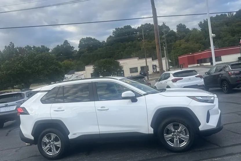 2024 Toyota RAV4 Hybrid XLE photo 1