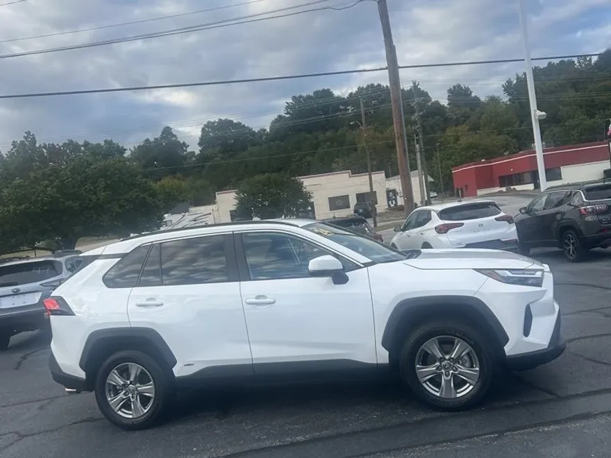 2024 Toyota RAV4 Hybrid XLE photo 1