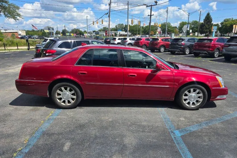 2010 Cadillac DTS Base photo 1