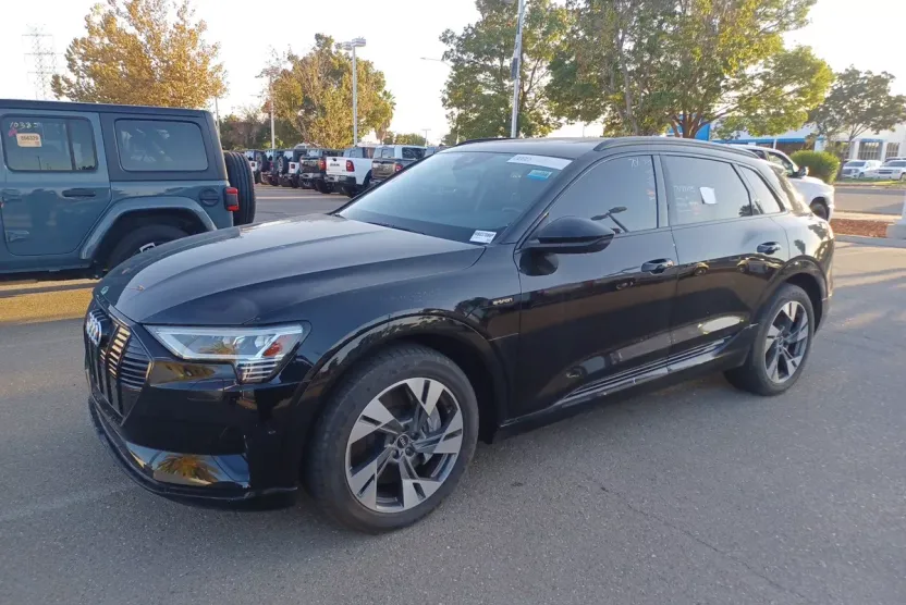 2021 Audi e-tron Premium photo 1