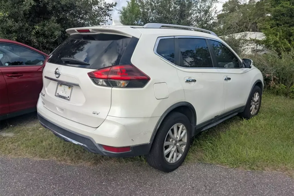 2018 Nissan Rogue SV photo 1