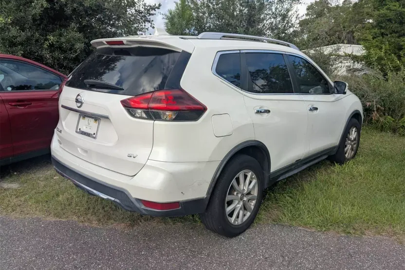 2018 Nissan Rogue SV photo 1