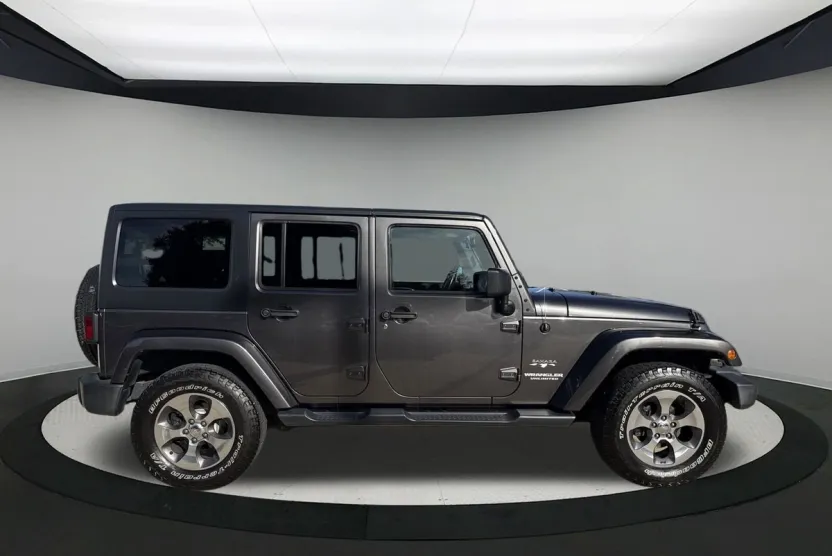2017 Jeep Wrangler Unlimited Sahara photo 1