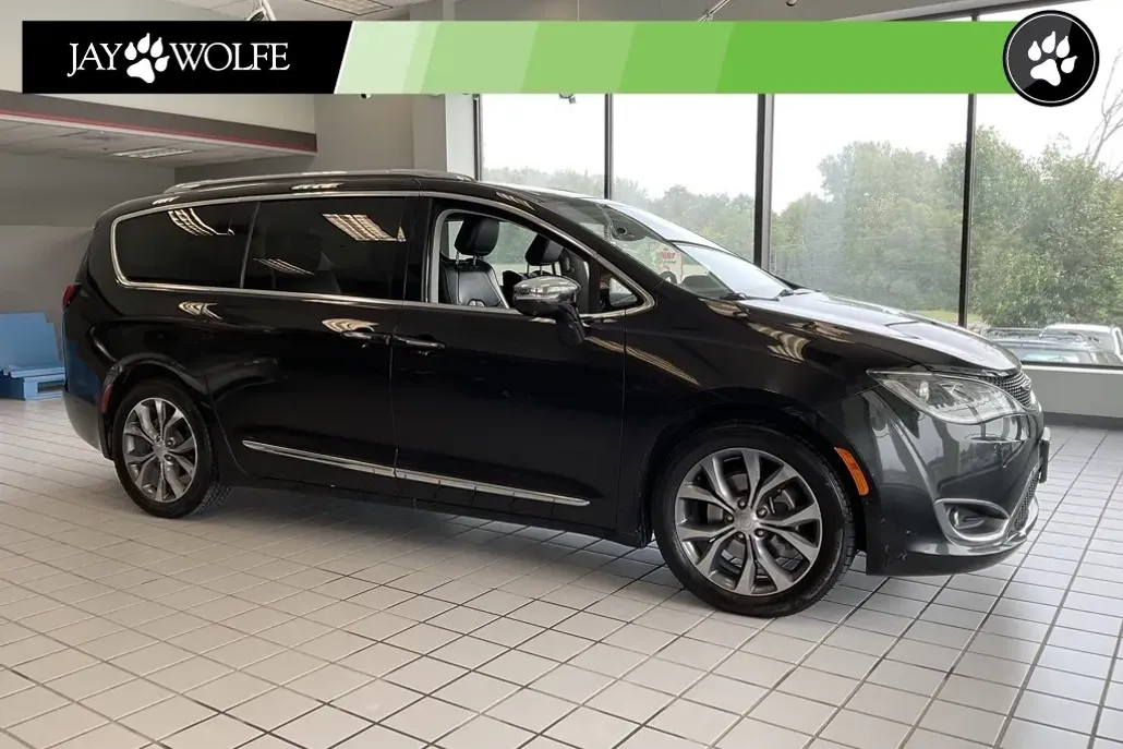 2017 Chrysler Pacifica Limited photo 1