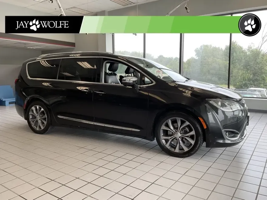 2017 Chrysler Pacifica Limited photo 1