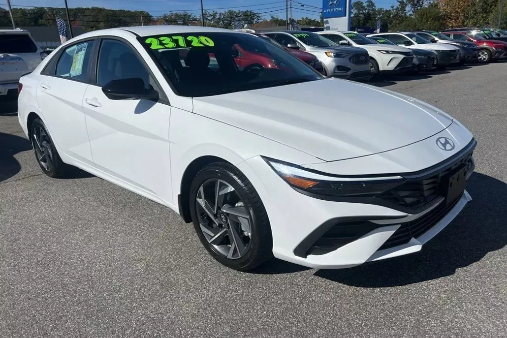 2025 Hyundai Elantra SEL Sport photo 1