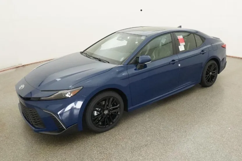 2025 Toyota Camry SE photo 1