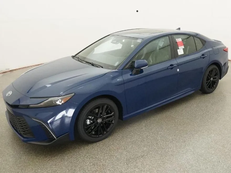 2025 Toyota Camry SE photo 1