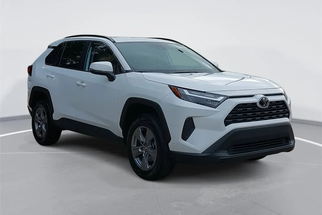 2022 Toyota RAV4 XLE photo 1