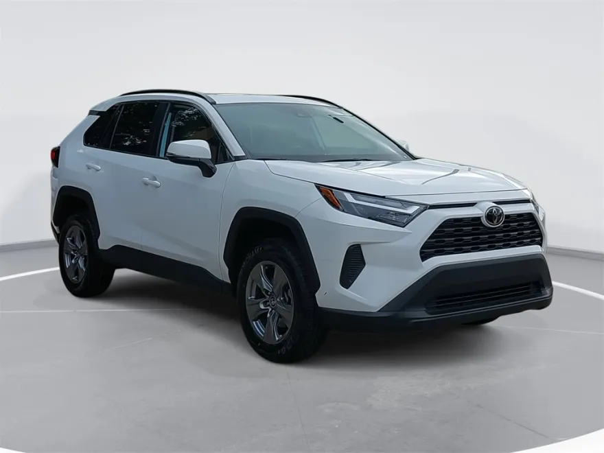2022 Toyota RAV4 XLE photo 1