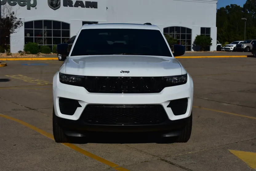 2025 Jeep Grand Cherokee Altitude photo 1