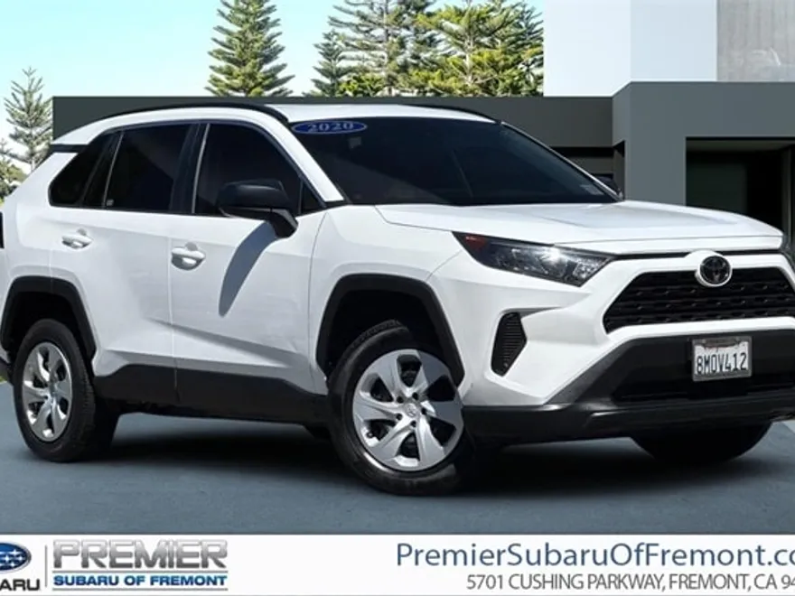 2020 Toyota RAV4 LE photo 1