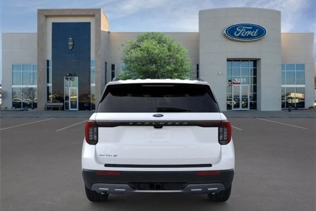 2025 Ford Explorer photo 1