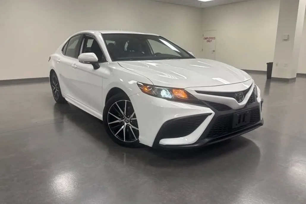 2023 Toyota Camry SE photo 1