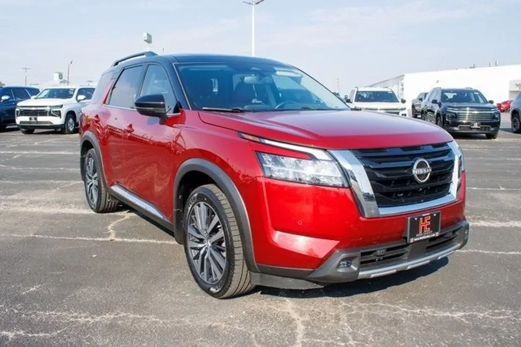 2022 Nissan Pathfinder Platinum photo 1