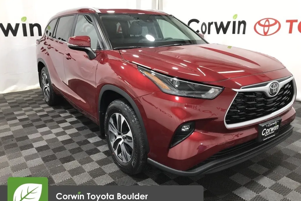 2025 Toyota Highlander XLE photo 1
