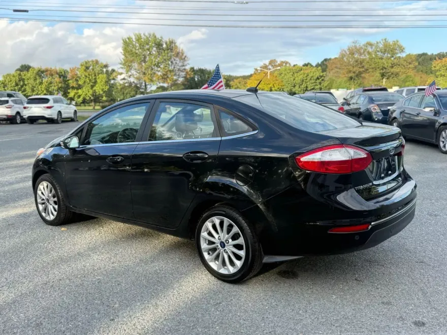 2017 Ford Fiesta Titanium photo 1