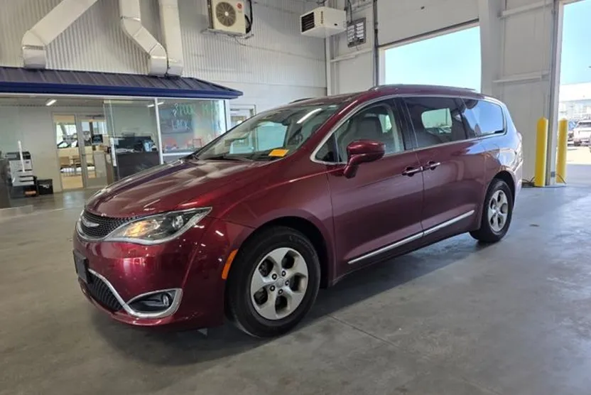 2017 Chrysler Pacifica Touring Plus photo 1
