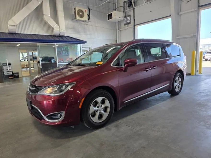2017 Chrysler Pacifica Touring Plus photo 1