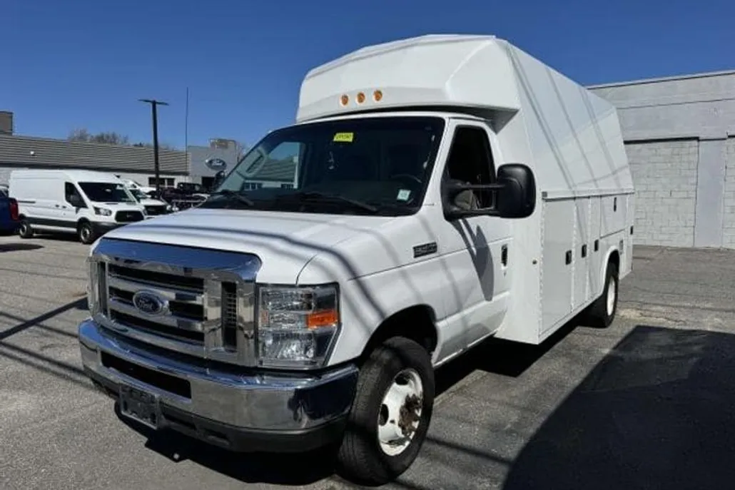 2016 Ford E-450 Super Duty photo 1