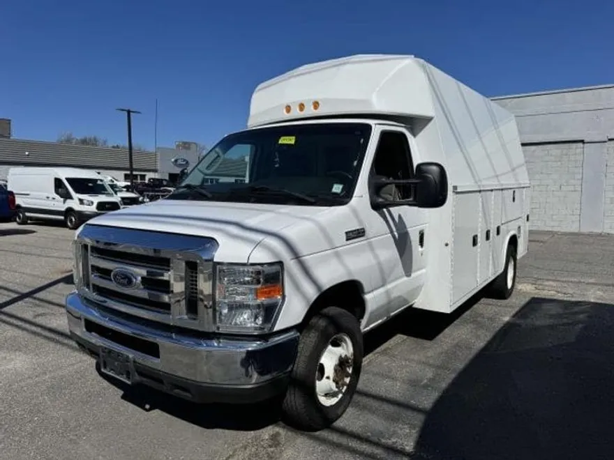 2016 Ford E-450 Super Duty photo 1
