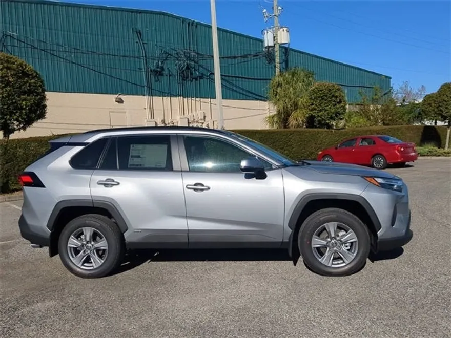 2025 Toyota RAV4 Hybrid XLE photo 1