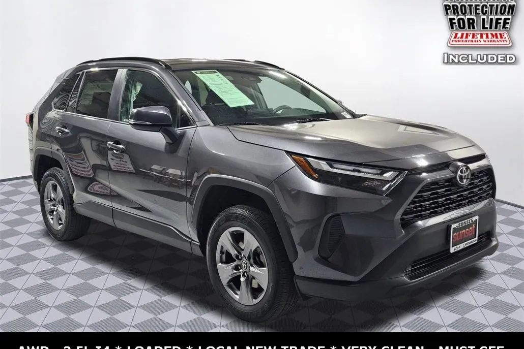 2022 Toyota RAV4 XLE photo 1