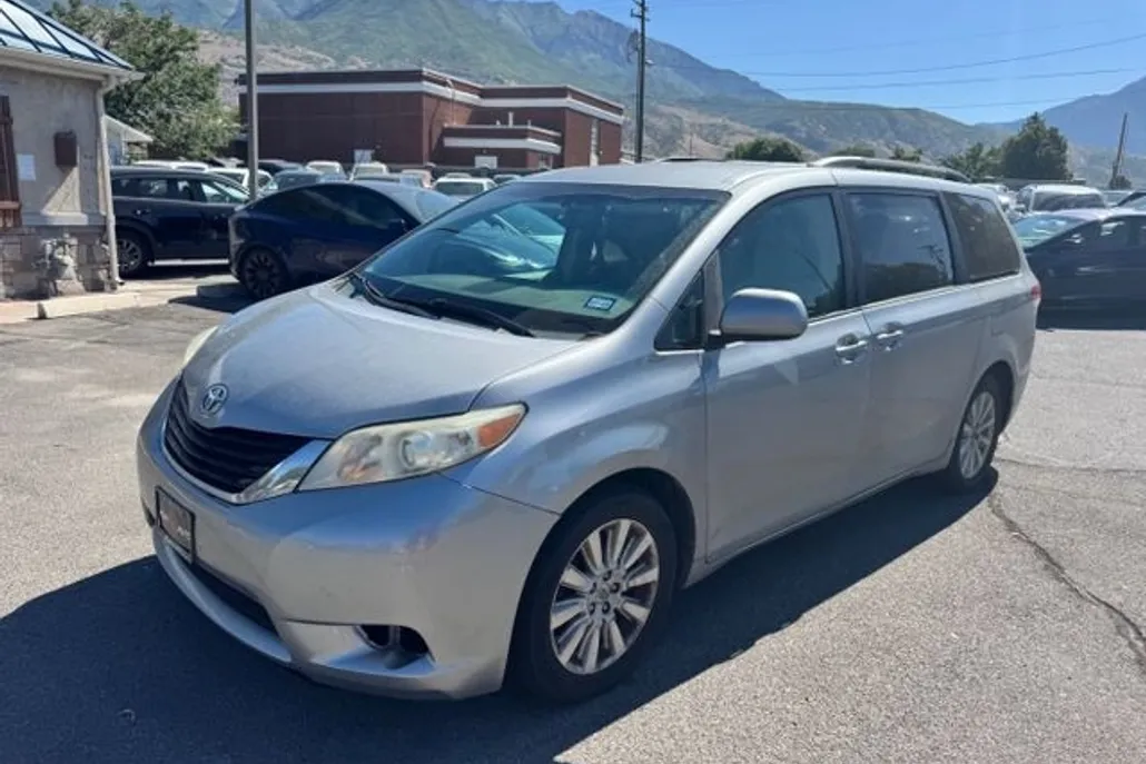 2012 Toyota Sienna LE photo 1