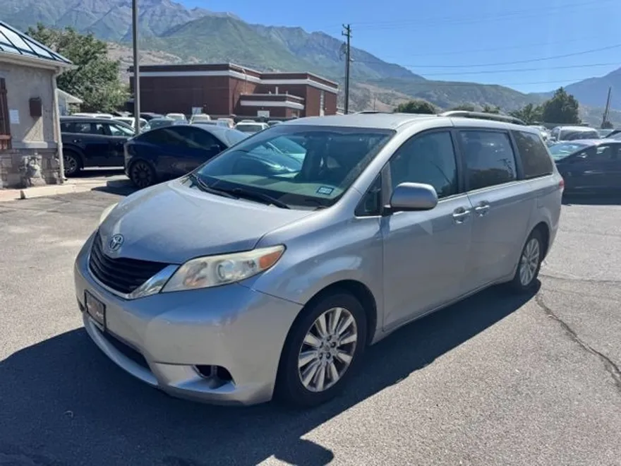 2012 Toyota Sienna LE photo 1